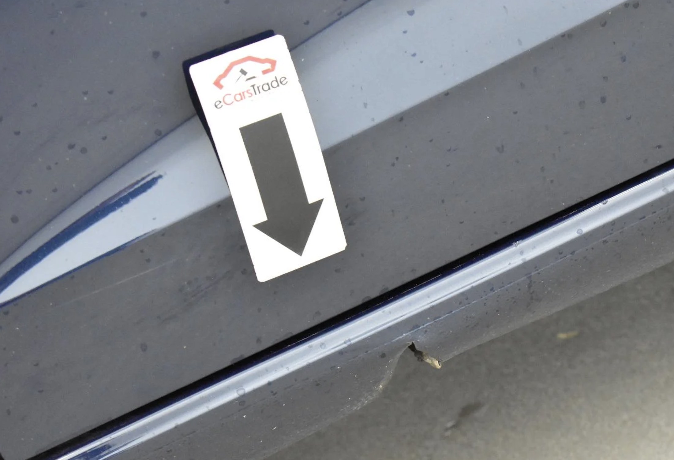 еЦарсТраде одштампана стрелица која показује на малу штету на аутомобилу
