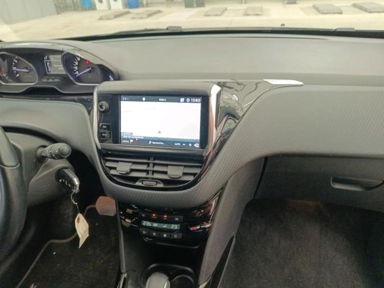 Peugeot 2008 1.2 PureTech Allure Aut. Navi 1/2 Leather Klima PDC ... #6