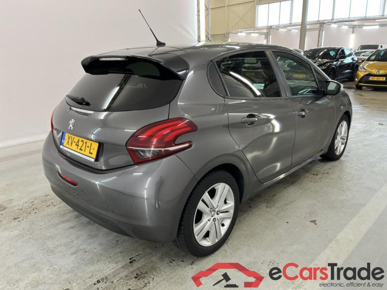 Peugeot 208 11-18 Peugeot 208 Signature 1.2 PureTech 82 5d #2