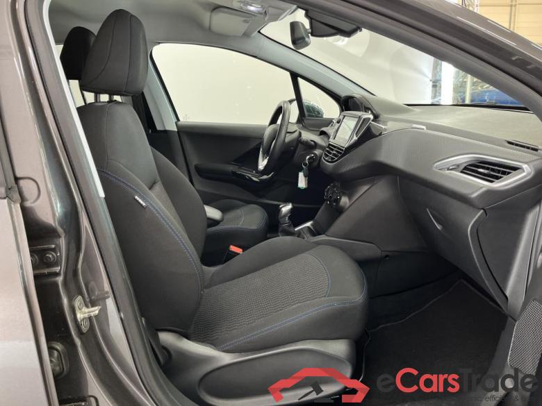 Peugeot 208 11-18 Peugeot 208 Signature 1.2 PureTech 82 5d #3