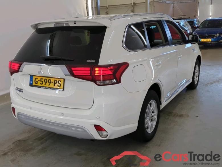 Mitsubishi Outlander '15 Mitsubishi Outlander PHEV Pure 5d #2