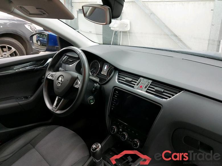 SKODA - SKO OCTAVIA COMBI CRTDI 115PK GreenTec Style & GPS & Look & Kessy & PDC Front & Rear #3