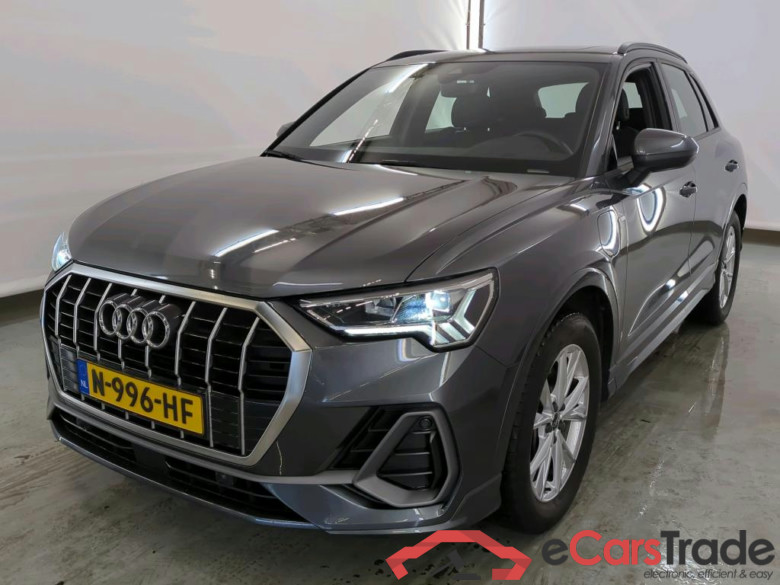 Audi Q3 45 TFSI e S tronic S edition 5d #1