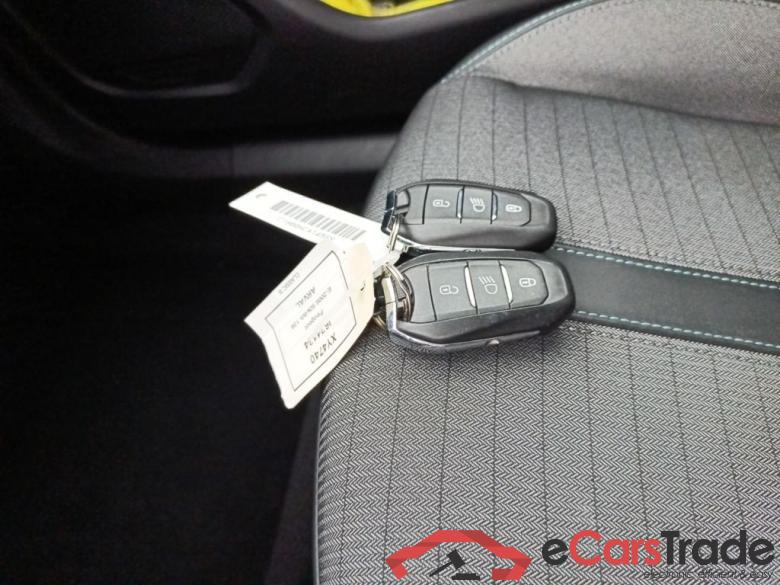 PEUGEOT E-2008 50 kWh Allure 5d #4