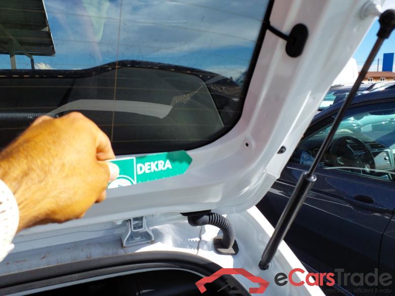 PEUGEOT 208 5P HYBRID 100 eDCS6 Automático Allure #6