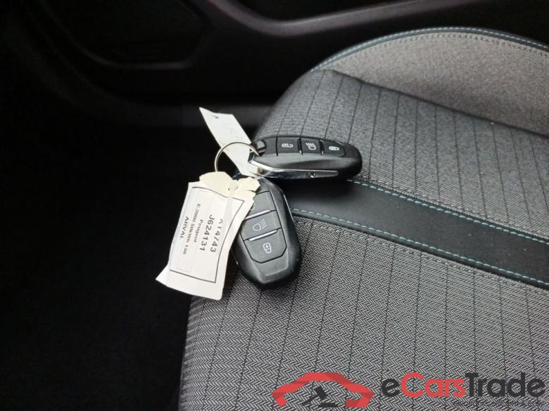 PEUGEOT E-2008 50 kWh Allure 5d #4