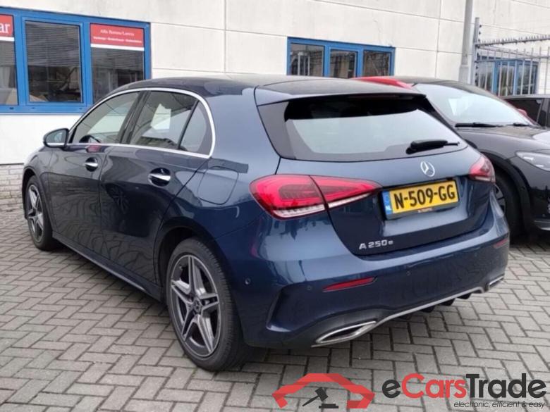 MERCEDES-BENZ A-KLASSE 250 e Premium Plus #3
