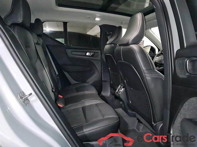 VOLVO XC40 2.0 B3 MHEV ULTIMATE DARK DESIGN DCT #6