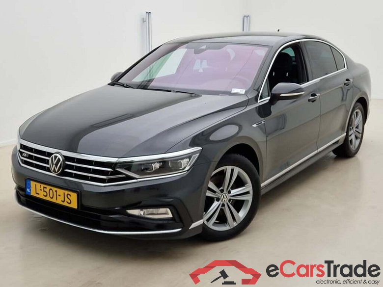 VOLKSWAGEN PASSAT 1.5 TSI R-Line Bns+