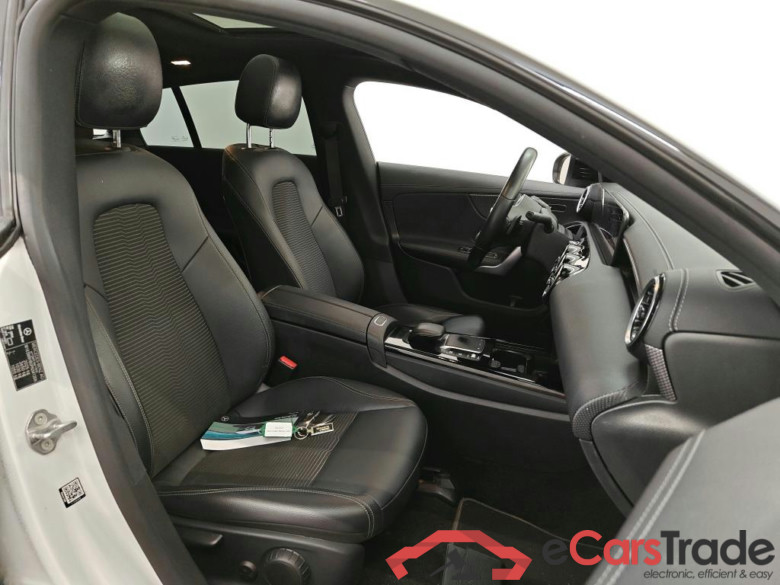 Mercedes-Benz CLA Shooting Brake CLA 200 DCT Luxury Line 5d #3
