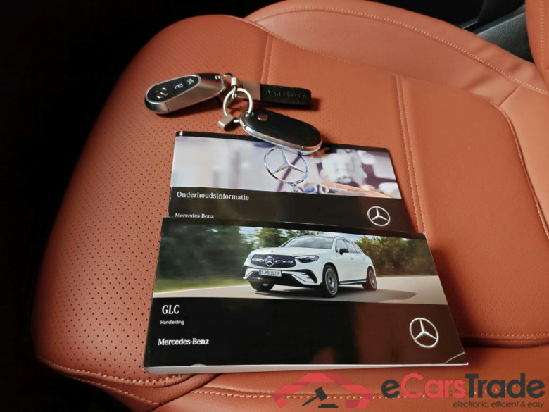 Mercedes-Benz GLC GLC 300 e 4MATIC Luxury Line auto 5d #4